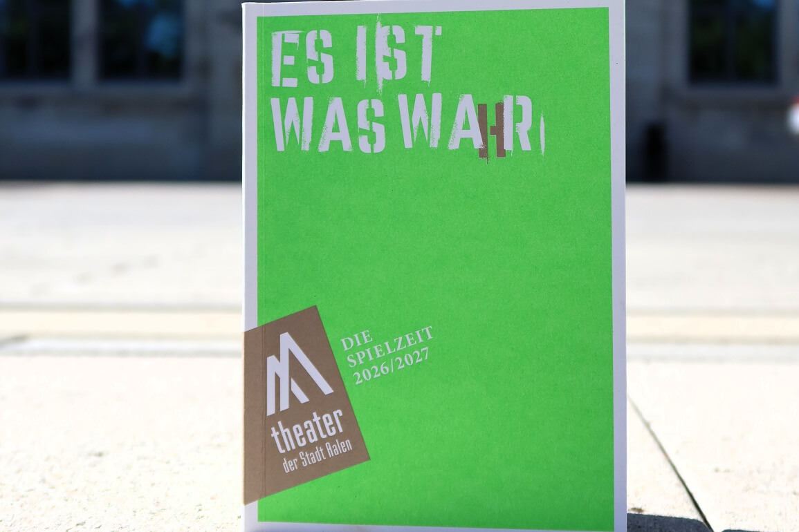 © Maria Clarissa Wolf Vor einem hellen Hintergrund ist ein Heft mit dem Logo des Theaters der Stadt Aalen zu sehen, auf dem der Schriftzug "Es ist was wa(h)r" sowie "Die Spielzeit 2026/2027" zu lesen ist